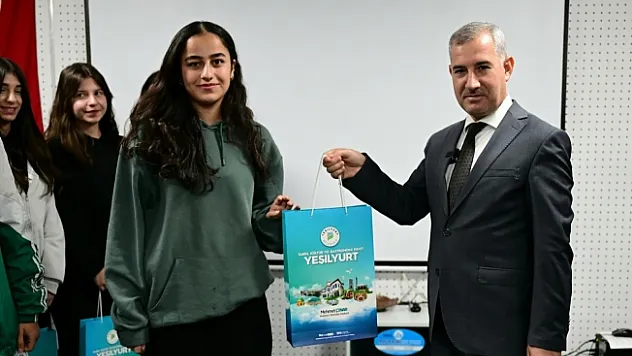 Öğrencilere TYT ve AYT hazırlık seti dağıttı