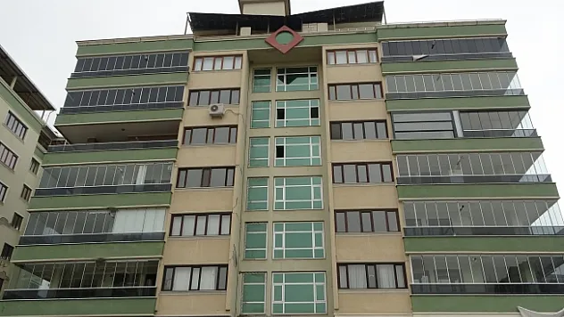 Orta hasarlı binada dehşet! Ceset bulundu