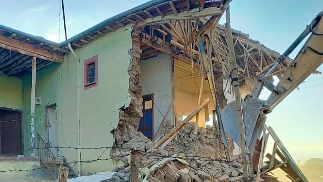 Yazıhan'daki ağır hasarlı evlerin yıkımı devam ediyor
