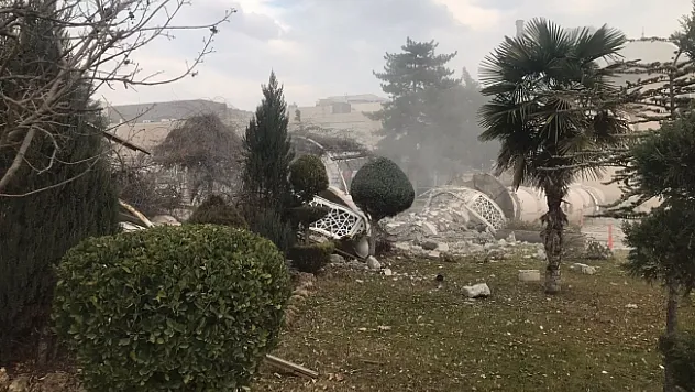 Sümer Cami'nin minaresi yıkıldı