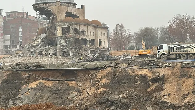 Depremde hasar alan Söğütlü Camii'nin kubbesi yıkıldı
