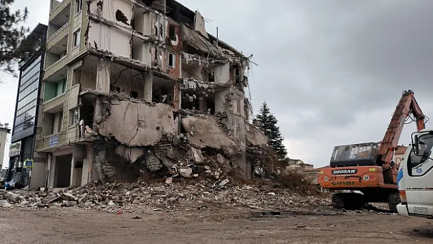 Doğanşehir'de ağır hasarlı binaların yıkımında sona yaklaşıldı