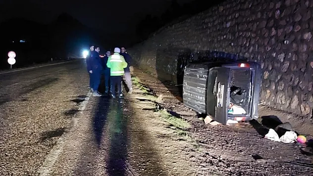 Hafif ticari araç istinat duvarına çarptı: 4 yaralı