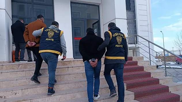 Hasarlı binalara dadanan hırsızlar yakalandı