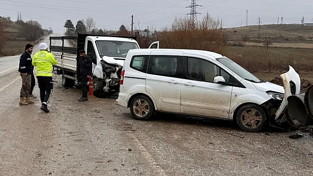 Kamyonet ile otomobil çarpıştı: 1 yaralı