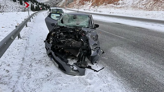 Malatya'da otomobil TIR'a çarptı: 1 yaralı