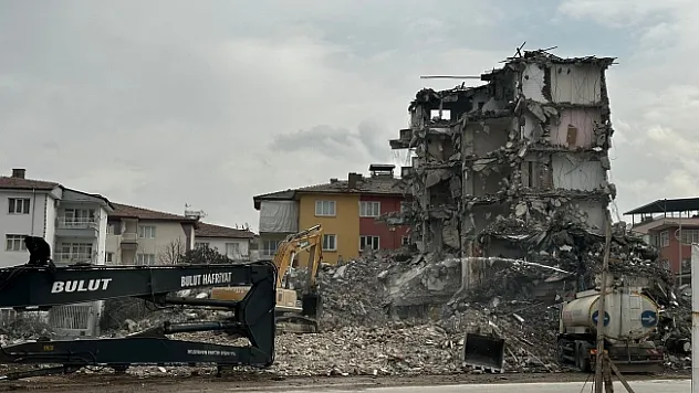 Malatya'da ağır hasarlı binaların yıkımları sürüyor