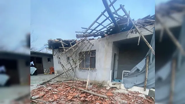 Malatya'da bir evin çatısı çöktü