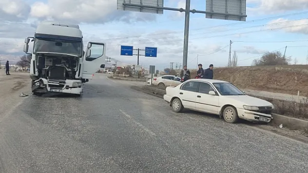 Malatya'da kamyon ile otomobil çarpıştı: 1 yaralı