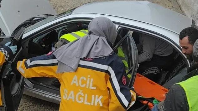 Otomobil, karayolları aracına çarptı: 1 yaralı!