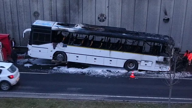 Servis otobüsü alt geçitte alev alev yandı