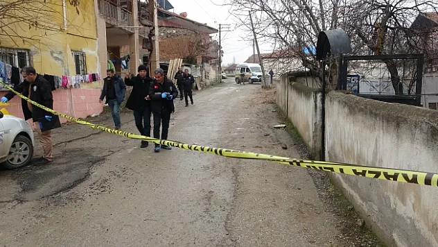 Tartıştığı şahsı sırtında silahla vurarak ağır yaraladı