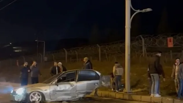 Trambüs hattı direğine çarpan otomobil ikiye bölündü: 3 yaralı