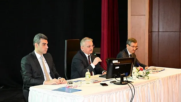 Vali müdürleri yine uyardı! &quotİşlerin savsaklandığını görüyorum&quot