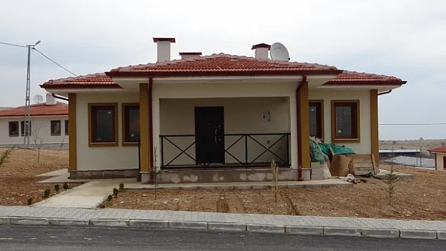 Yapımı tamamlanan köy evleri teslim ediliyor