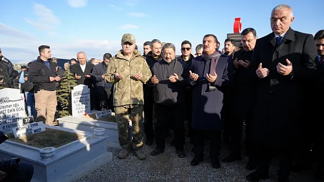 Bakan Ersoy'dan Malatya'da mezarlık ziyareti