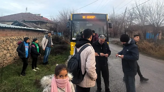 Belediye otobüsü yine arızalandı, yolcular yolda kaldı