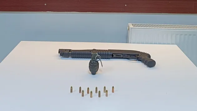 Ev aramasında el bombası bulundu