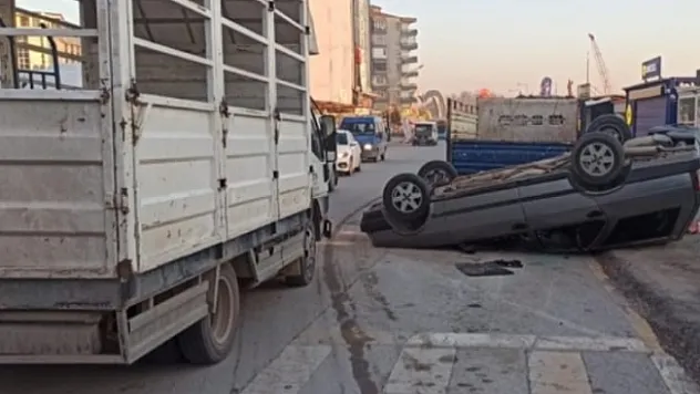 Kamyonete çarparak ters dönen aracını bırakıp kaçtı