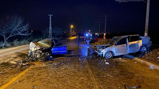 Malatya'da iki otomobil kafa kafaya çarpıştı: 3 yaralı