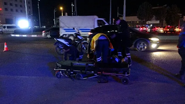 Otomobille çarpışan motokurye yaralandı