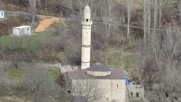 800 yıllık tarihi cami zamana direniyor