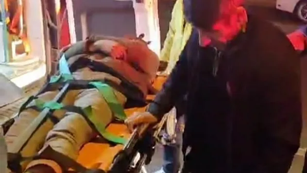 Ağır hasarlı binadan düştü