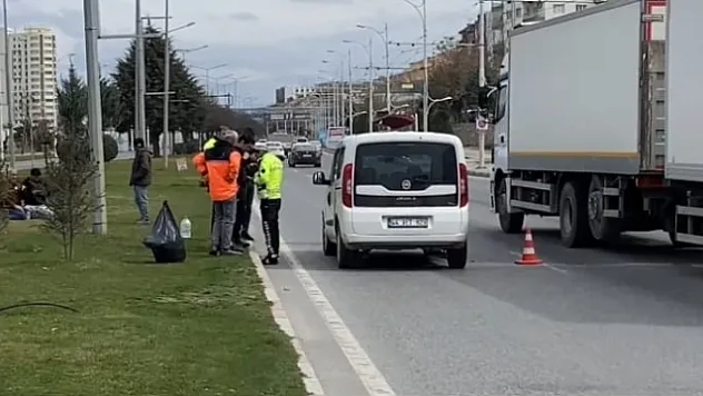 Hafif ticari aracın çarptığı yaşlı adam ağır yaralandı