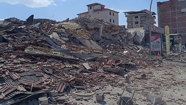 Kontrollü yıkımda sağlam işyeri zarar gördü