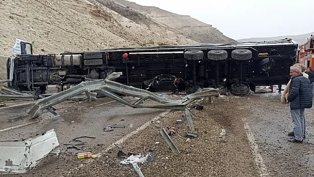 Malatya yolunda TIR otomobille çarpıştı: 1 ölü, 3 yaralı