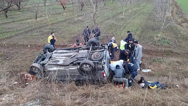 Tekeri patlayan otomobil şarampole uçtu: 8 yaralı