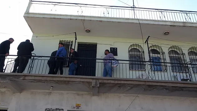 Boşanma aşamasındaki eski polis kendini bıçakla eve kapattı!