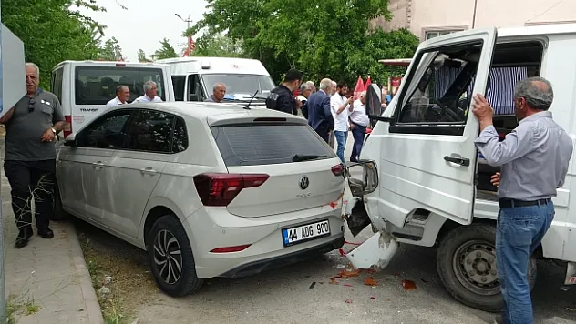 Dört aracın karıştığı kazada 1 kişi yaralandı