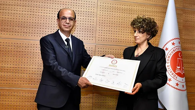 Prof. Dr. İlhan Geçit mazbatasını aldı