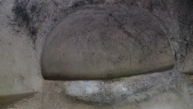 2 bin yıllık kaya mezarları görenleri şaşırtıyor