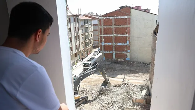 35 yıldır iki bina tek duvarı kullanmış!