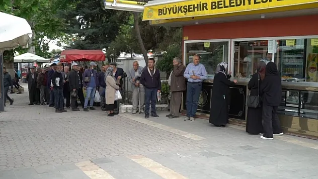 Büyükşehir, ekmek üretimini artırmıyor! Vatandaş saatlerce kuyrukta bekliyor!
