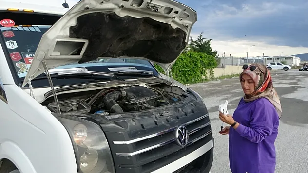 Kadın servis şoförü erkeklere taş çıkartıyor