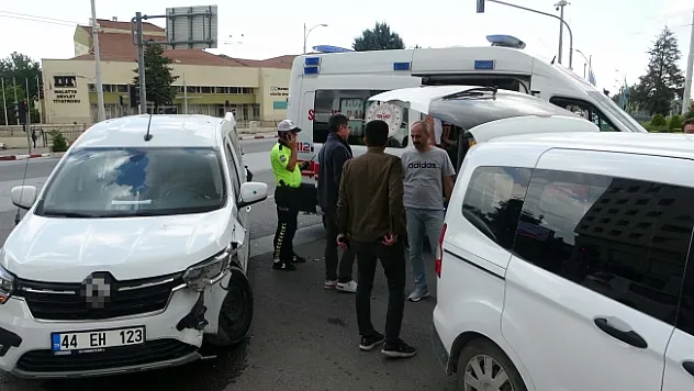 Malatya'da kaza: 2'si polis 3 kişi yaralandı