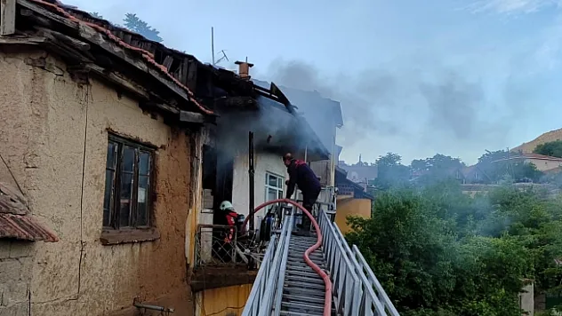 Malatya'da ev yangını, 2 kişi dumandan etkilendi