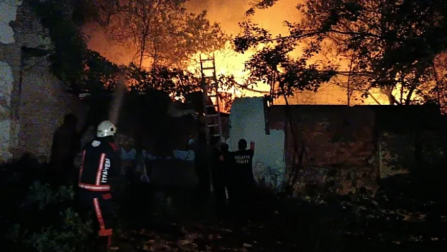 Metruk evde yangın çıktı, art arda patlamalar yaşandı