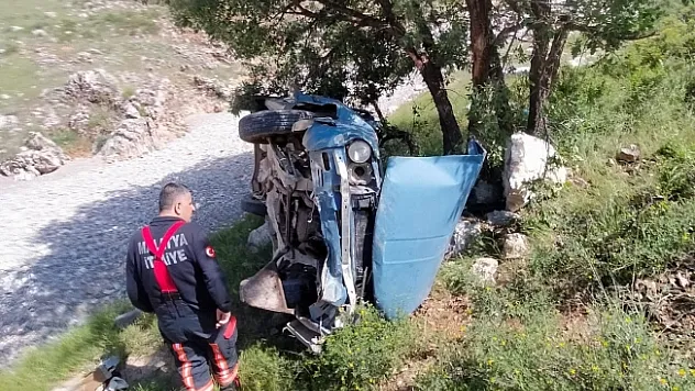 Otomobil uçuruma yuvarlandı: 2 yaralı