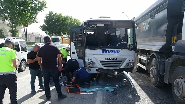Üç aracın karıştığı kazada 1 kişi yaralandı