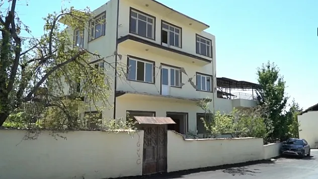 Ağır hasarlı bina bir türlü yıkılmadı! Vatandaş tedirgin