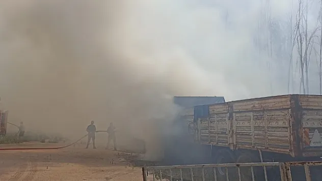 Korkutan yangın: 2 kamyon, 4 konteyner yandı!