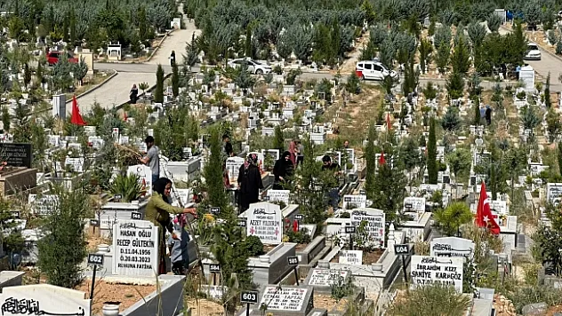 Mezarlıklarda acı ve hüzün bir arada