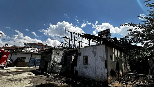 Tek katlı evde yangın!