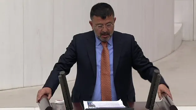 Ağbaba sert çıktı! &quotSahtekarlıktır, üç kağıtçılıktır!&quot