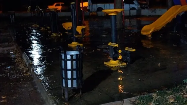 Çocuk parkında su patladı! Vatandaş çileden çıktı!