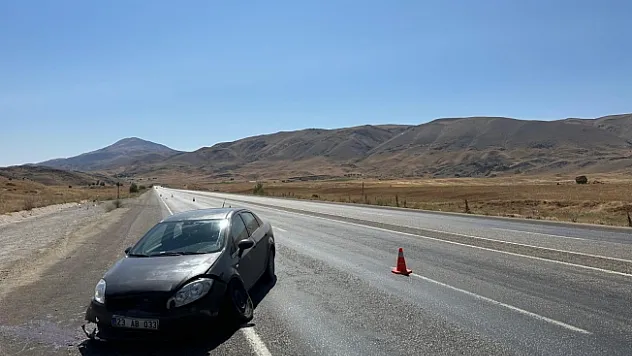 Lastiği patlayan otomobil su kanalına düştü